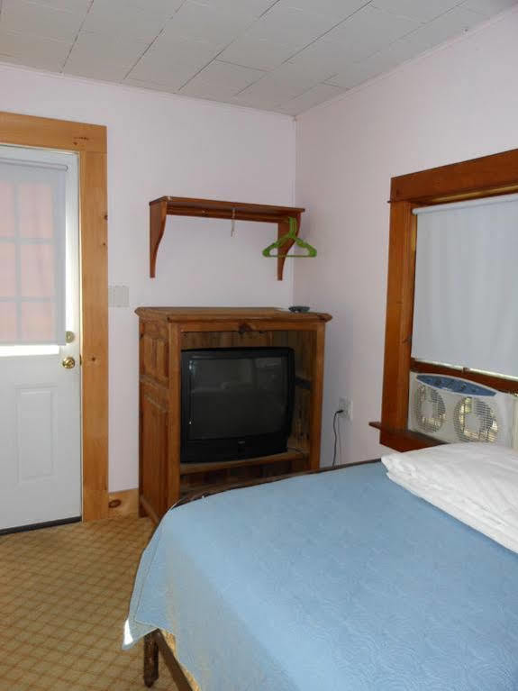 Katahdin Cabins Hotel Millinocket Exterior photo